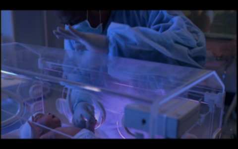 Forest Whitaker devant un bébé en couveuse.