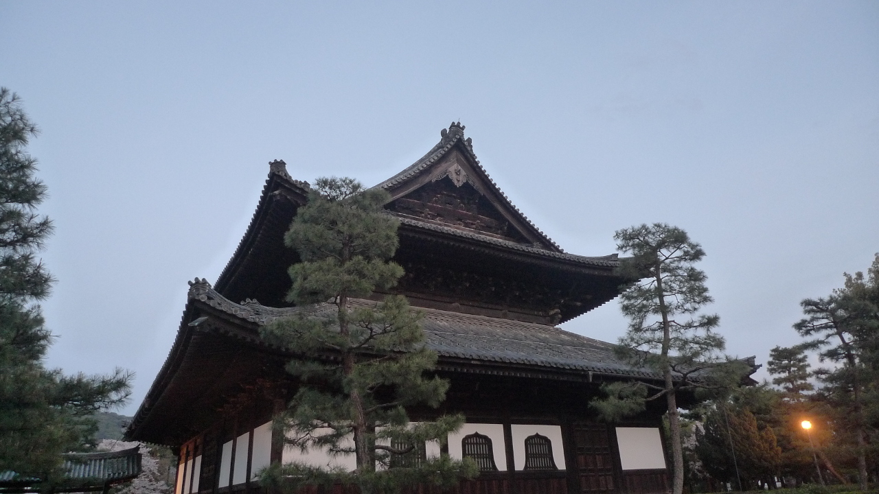 Façade et toiture d'un temple bouddhiste