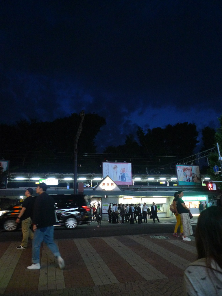 Ciel de nuit avec des nuages, rue illuminée.